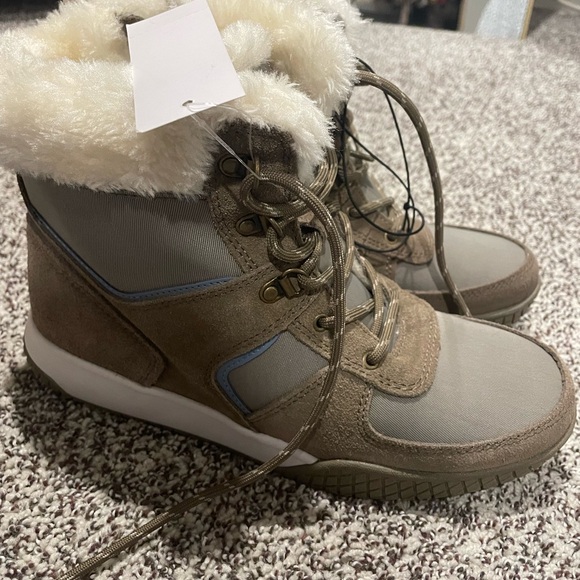 Women’s Sneaker Boot Size 8 - Picture 11 of 12